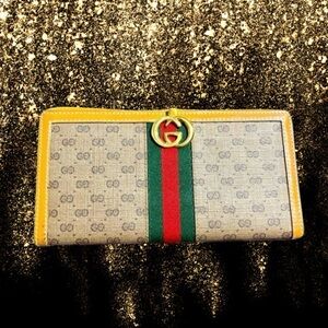 Gucci Ophidia collectionsignature GG Supreme canvas iconic red/green Web stripe